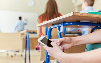 No es “chao celulares”: es diseñar un colegio 2026 que vuelva a mirar a los ojos